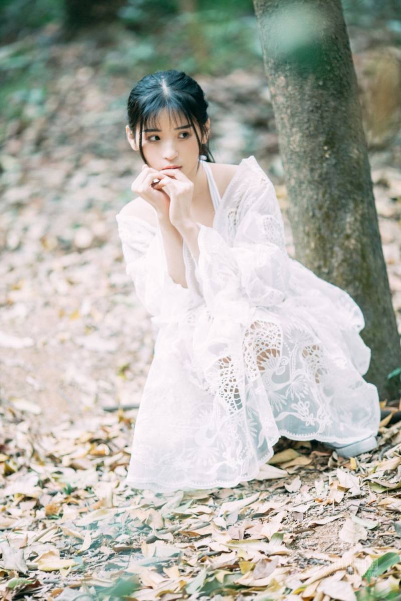 梦中女神户外空灵唯美长裙激情诱惑人体艺术写真图片