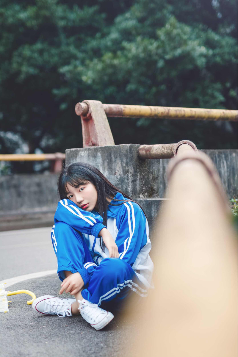 穿校服的校园刘海美女学生
