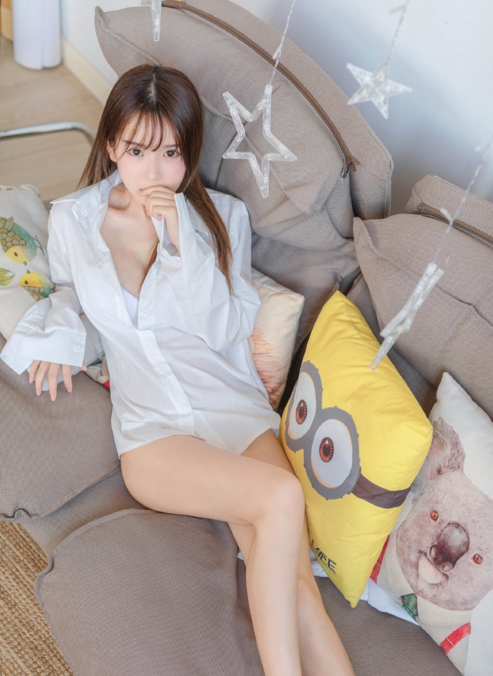 气质女神棕色头发白衬衫大长腿苗条身材美女任你摸