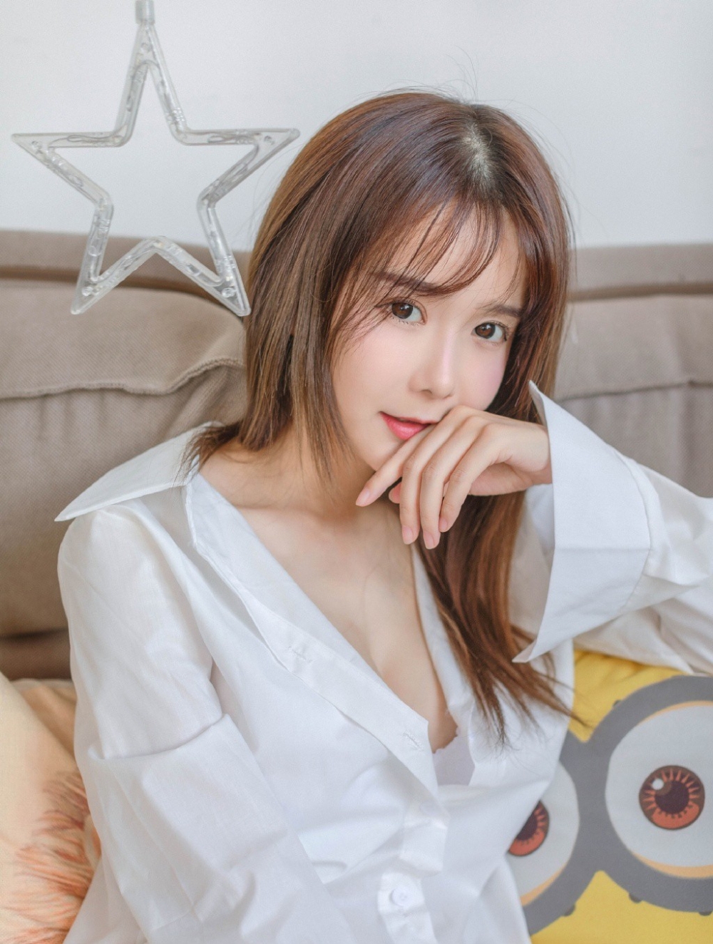 气质女神棕色头发白衬衫大长腿苗条身材美女任你摸