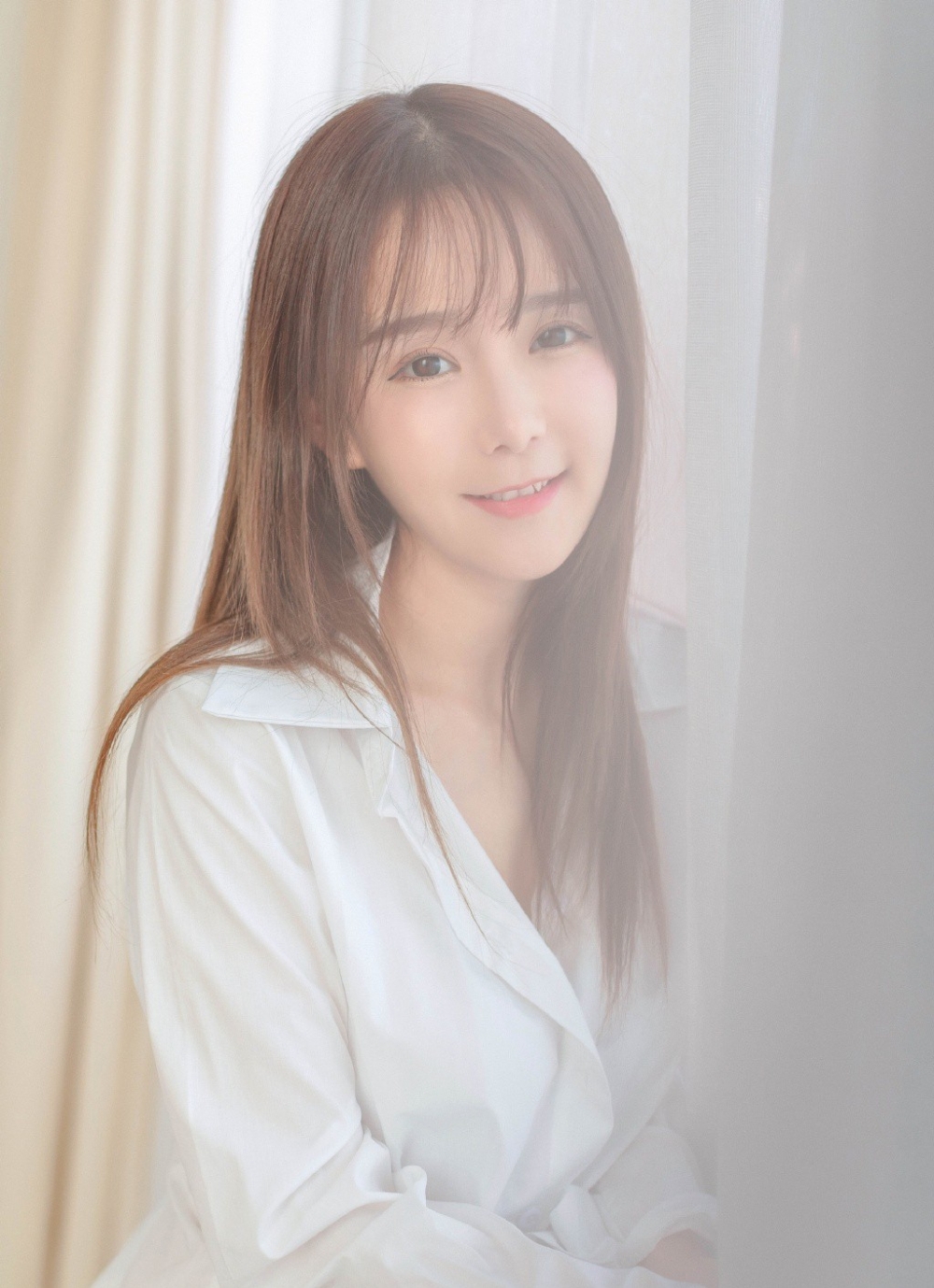 气质女神棕色头发白衬衫大长腿苗条身材美女任你摸