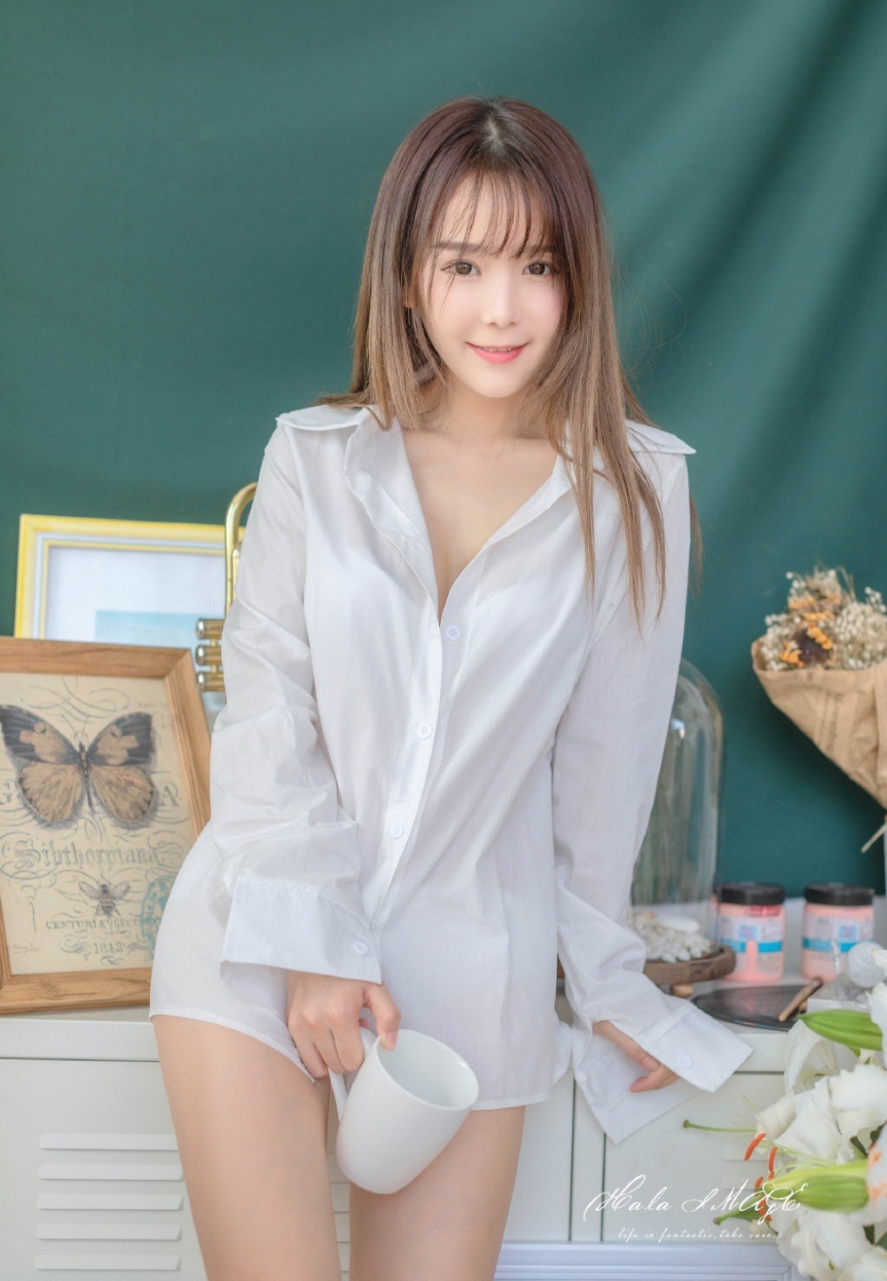 气质女神棕色头发白衬衫大长腿苗条身材美女任你摸