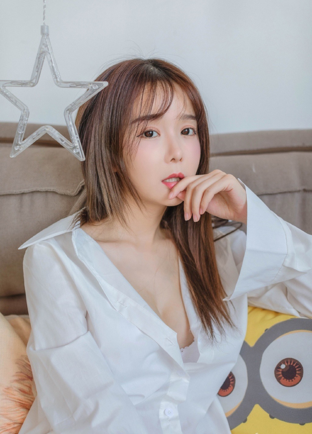 气质女神棕色头发白衬衫大长腿苗条身材美女任你摸