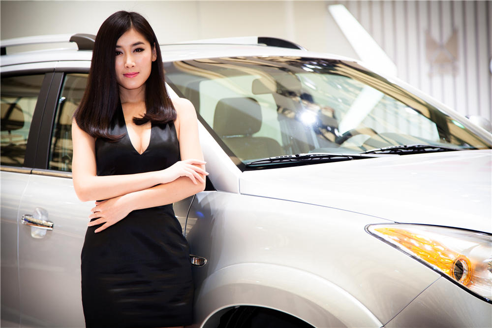 高挑车模吊带长裙窈窕性感写真