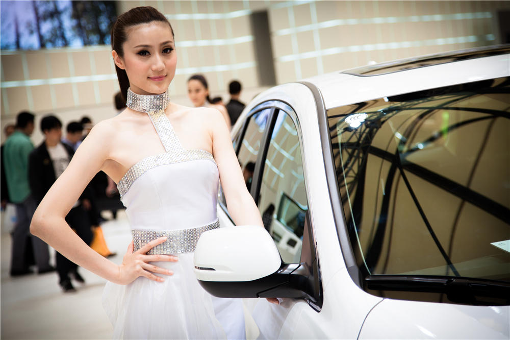 高挑车模吊带长裙窈窕性感写真