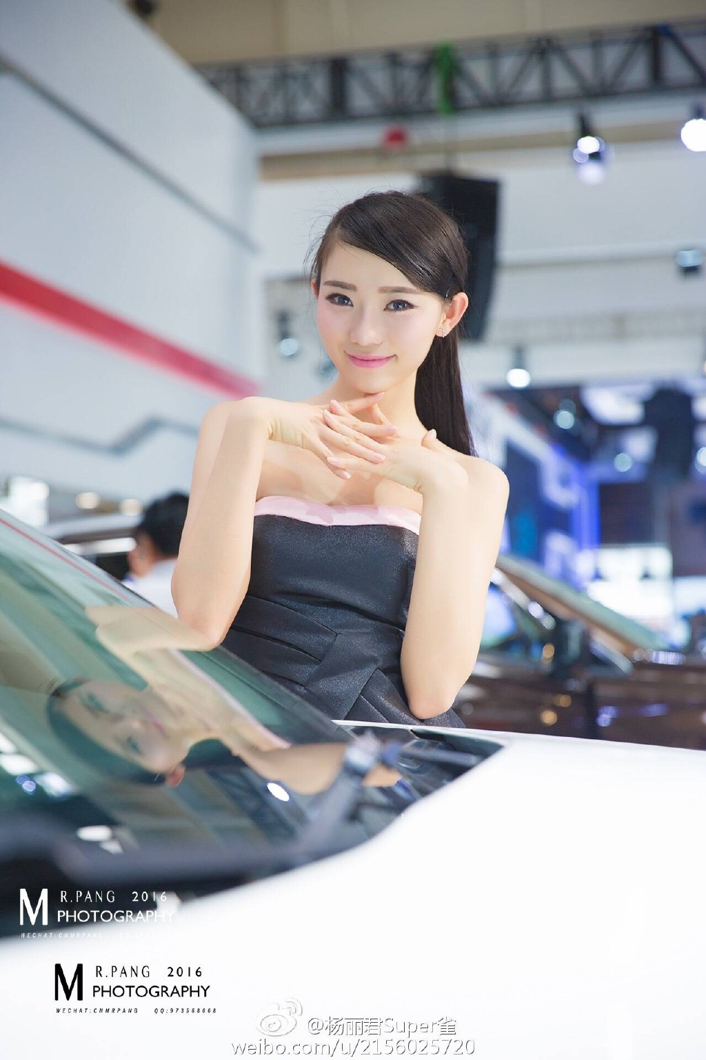 嫩白皮肤美女车模