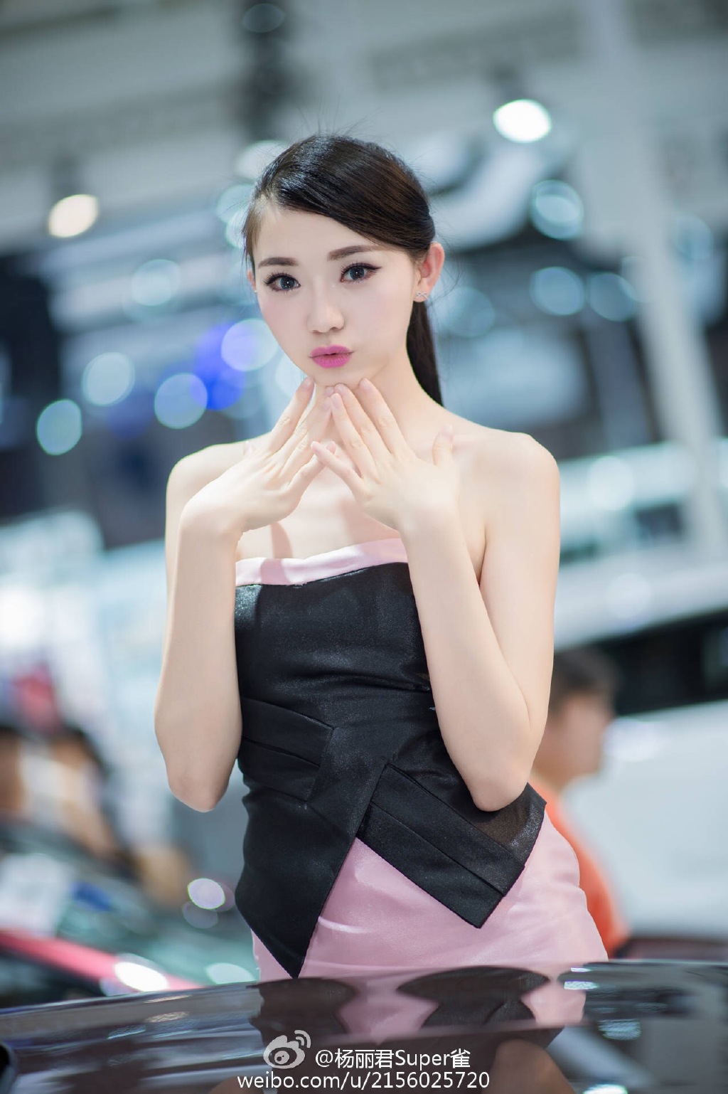 嫩白皮肤美女车模