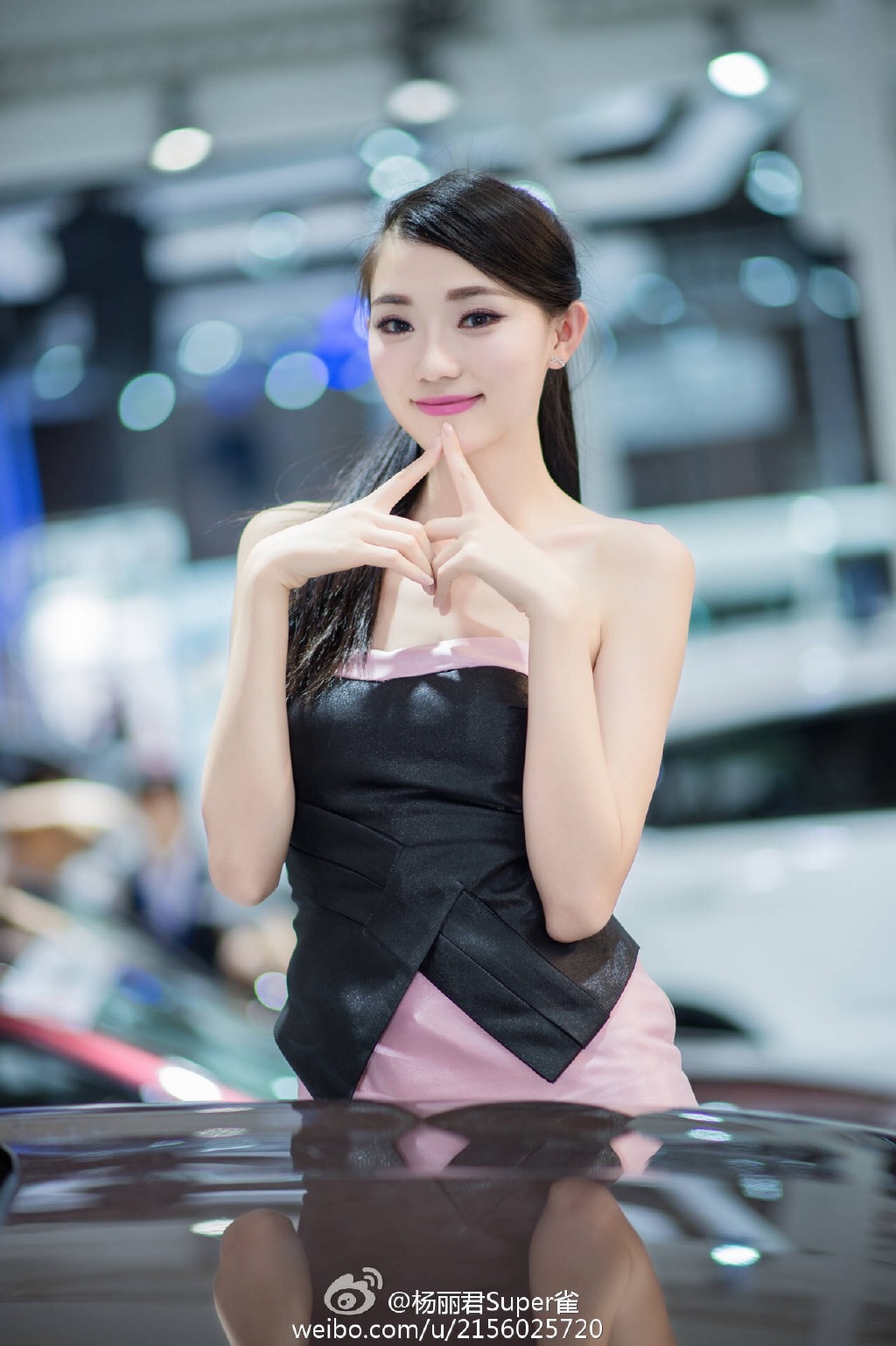 嫩白皮肤美女车模