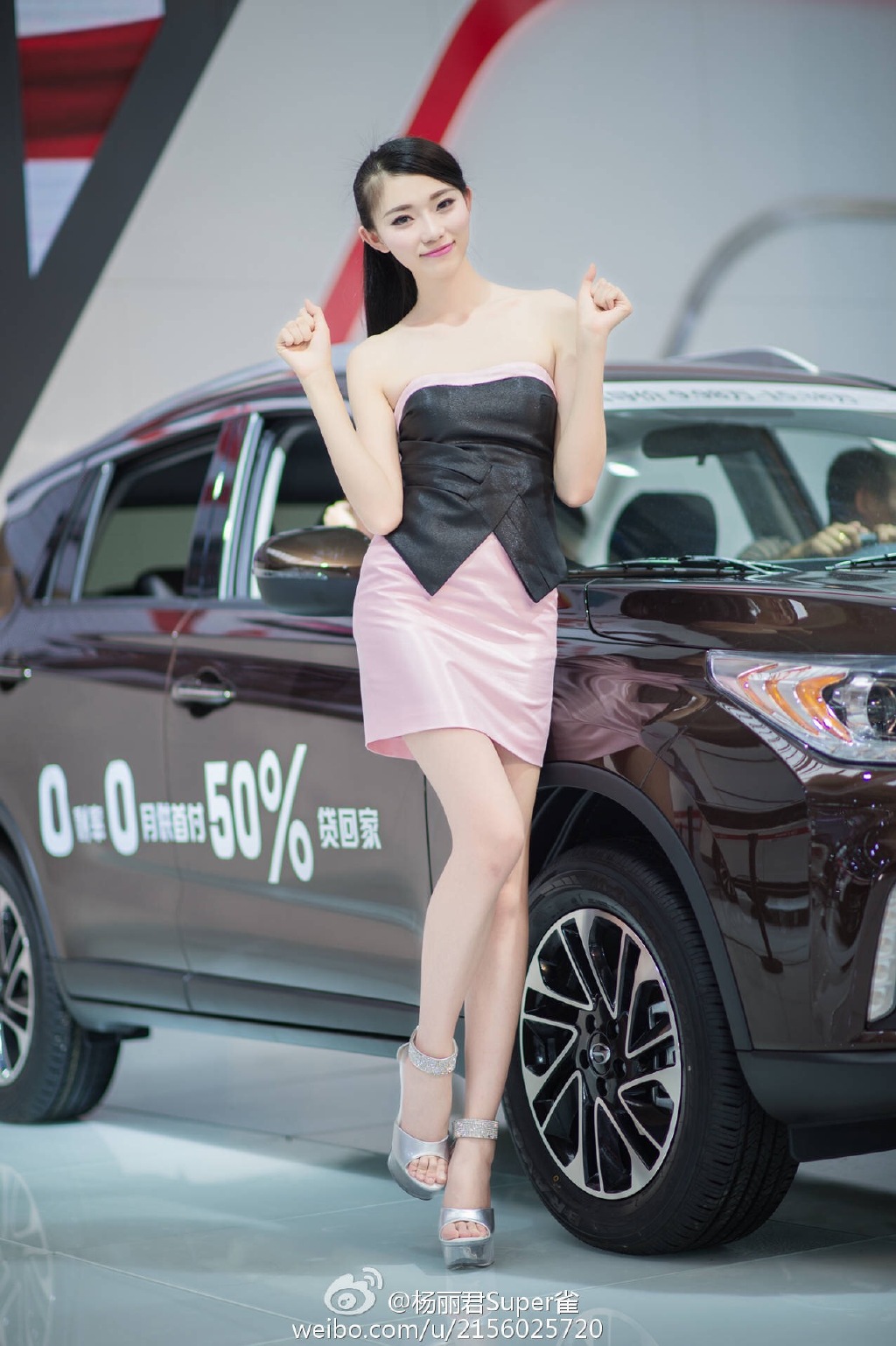 嫩白皮肤美女车模