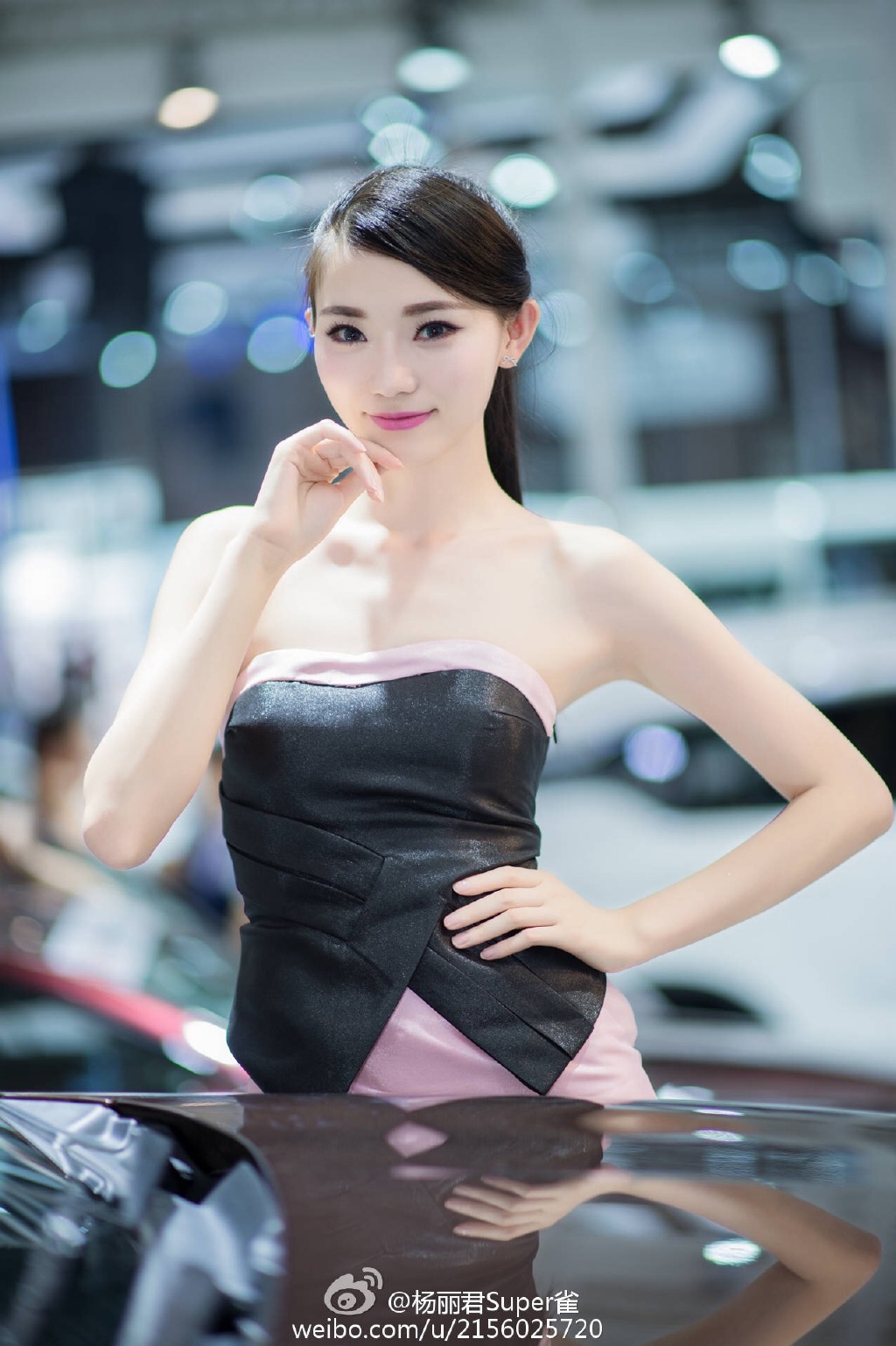 嫩白皮肤美女车模