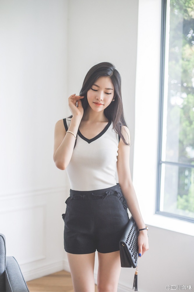 韩国长腿美女居家写真