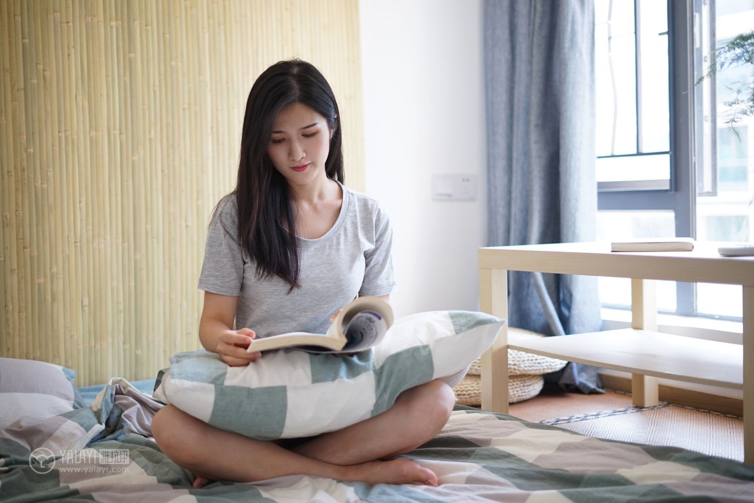 美女吊带内衣深沟美乳诱惑美臀性感写真