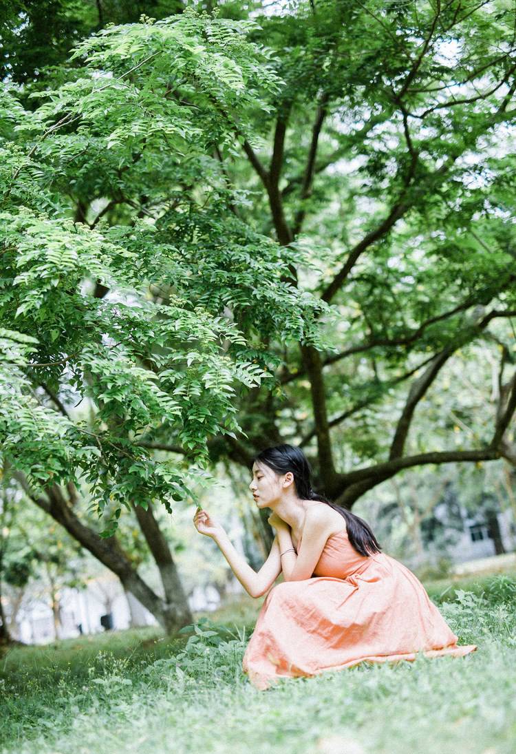 美女吊带内衣深沟美乳诱惑美臀性感写真