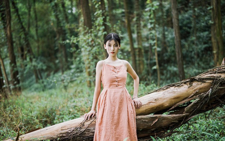 美女吊带内衣深沟美乳诱惑美臀性感写真