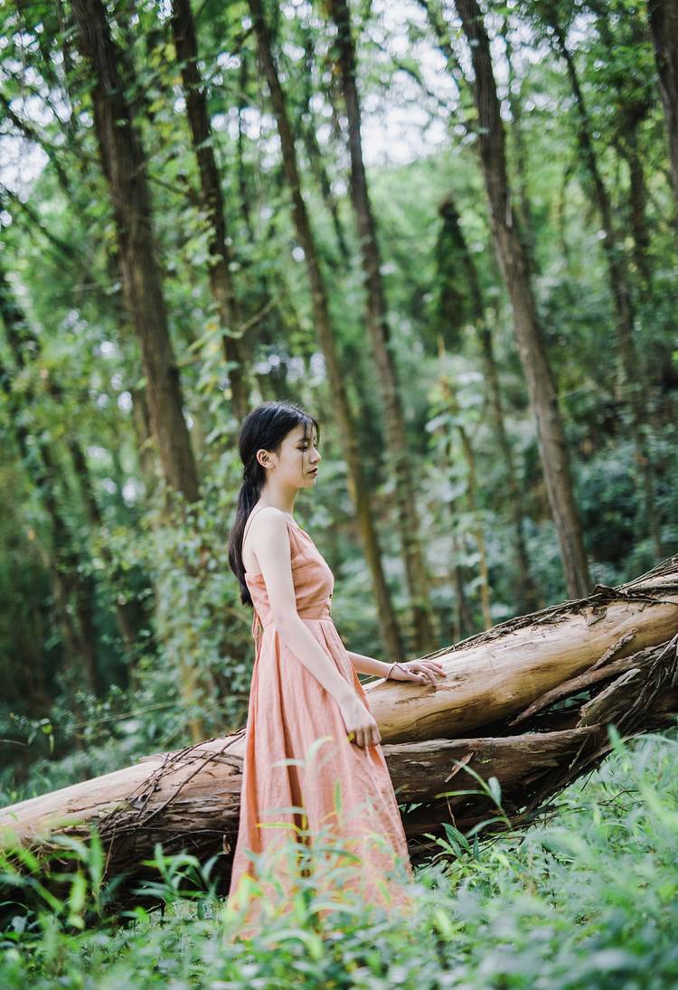 美女吊带内衣深沟美乳诱惑美臀性感写真