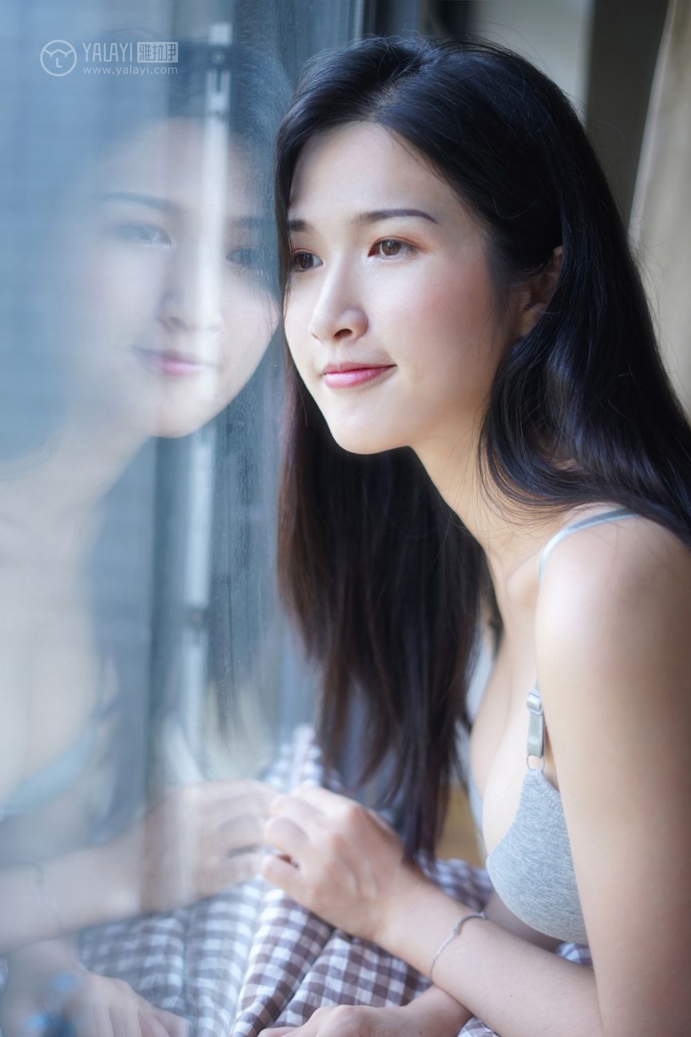 美女吊带内衣深沟美乳诱惑美臀性感写真