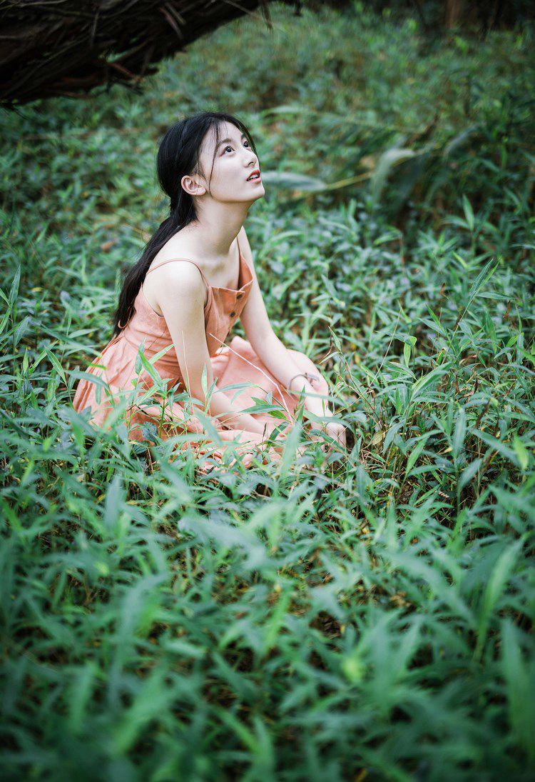 美女吊带内衣深沟美乳诱惑美臀性感写真