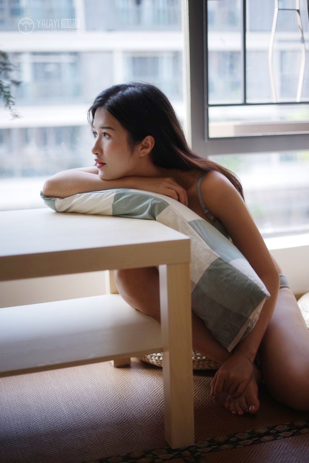 美女吊带内衣深沟美乳诱惑美臀性感写真