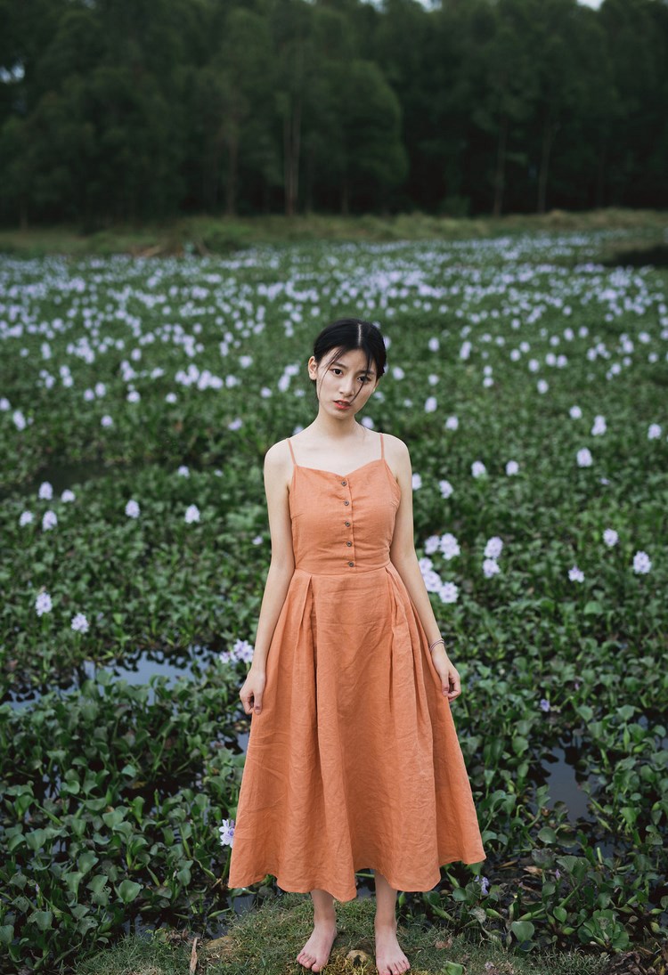 美女吊带内衣深沟美乳诱惑美臀性感写真