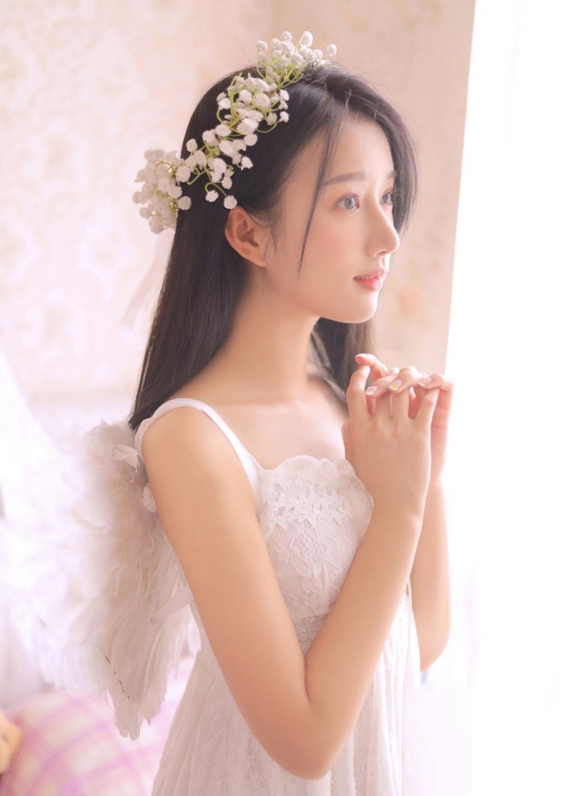 甜美女生肤白貌美清纯写真