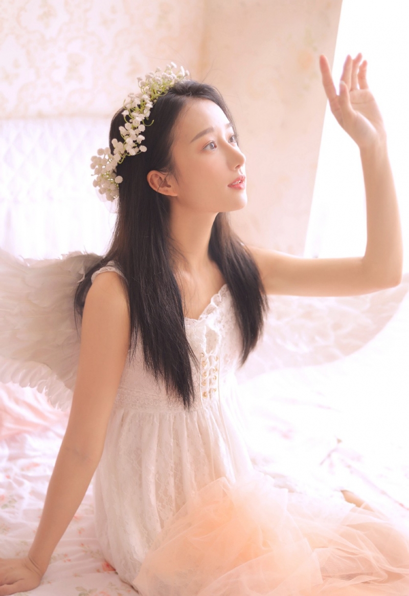 甜美女生肤白貌美清纯写真