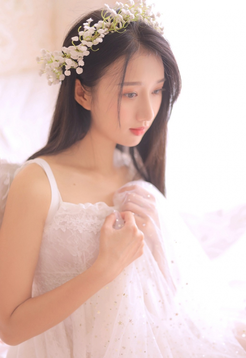 甜美女生肤白貌美清纯写真