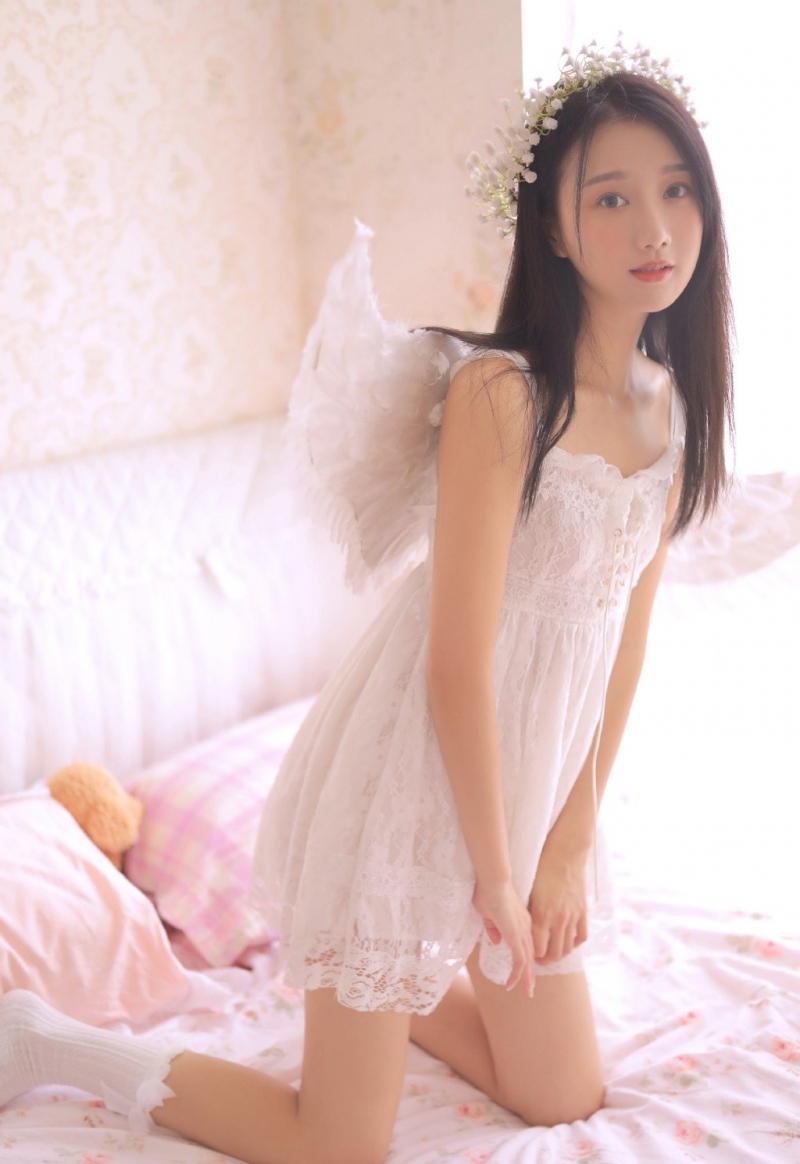 甜美女生肤白貌美清纯写真