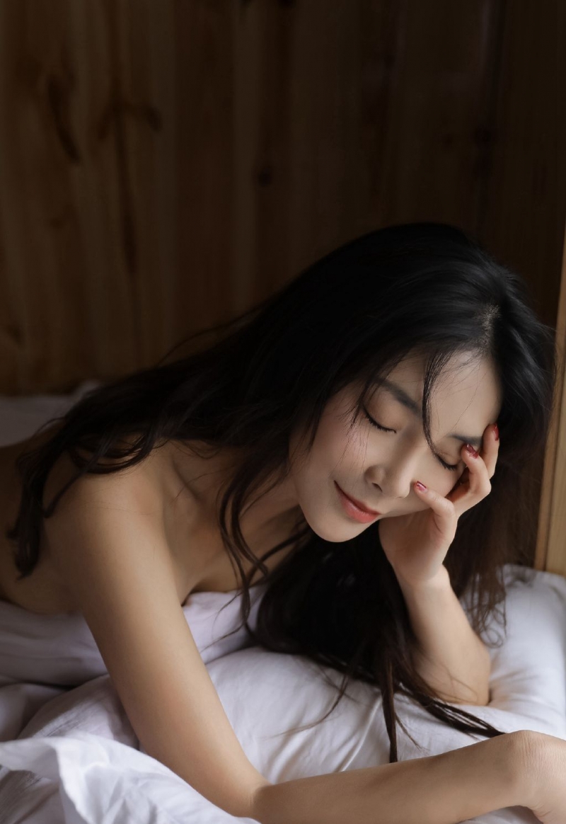 床上美女香肩裸背性感撩人图