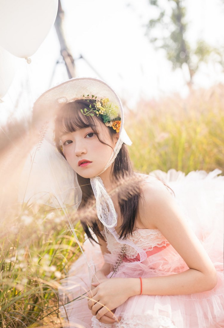 女子深V装迷你短裙 长腿丝袜惹火性感