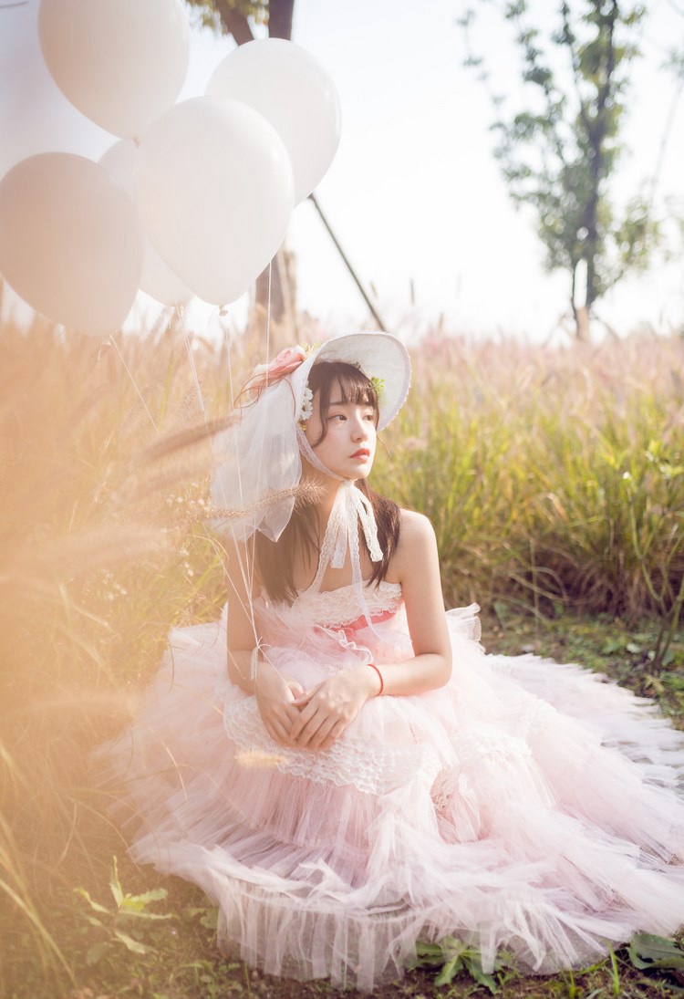 女子深V装迷你短裙 长腿丝袜惹火性感