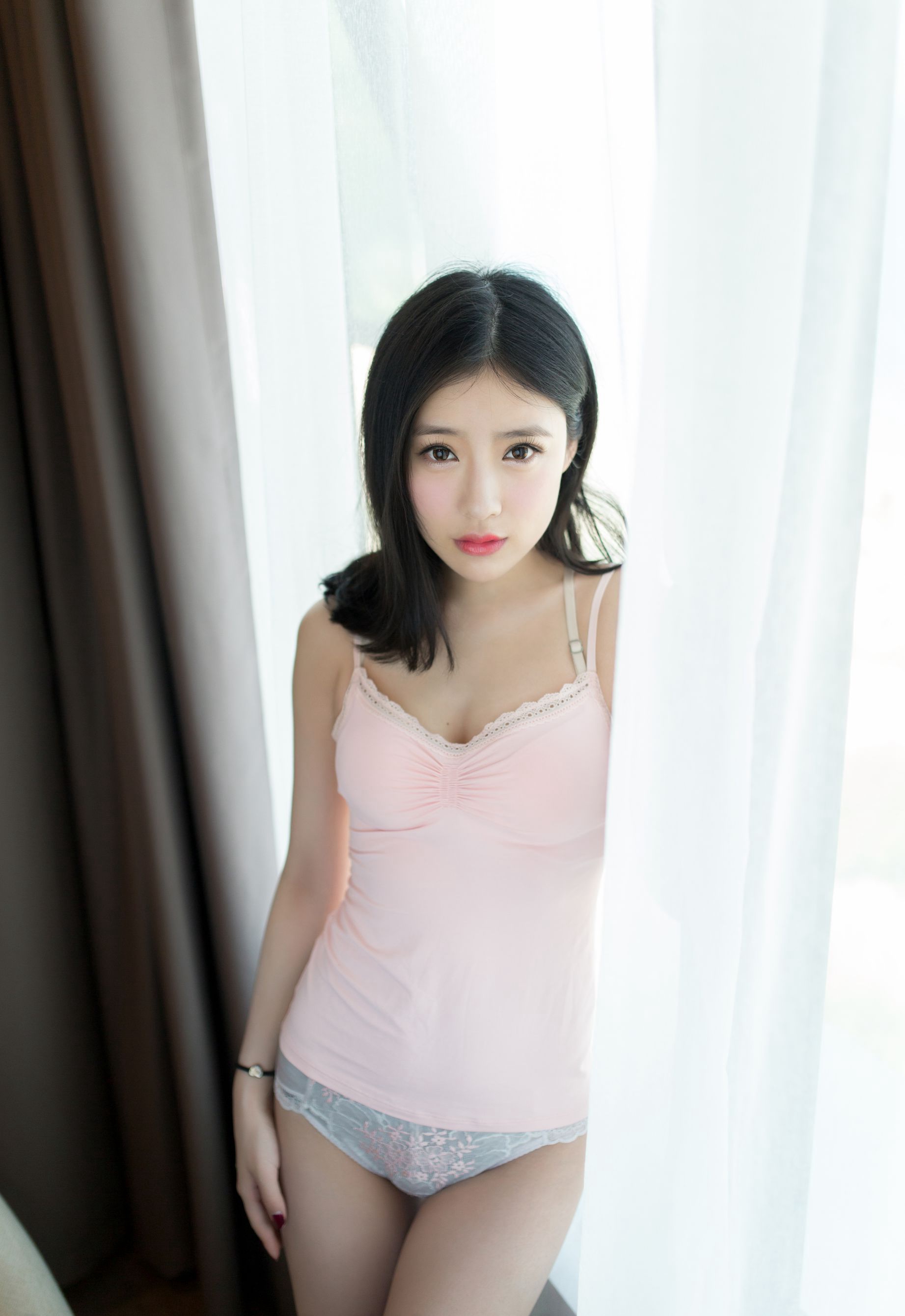 女子深V装迷你短裙 长腿丝袜惹火性感