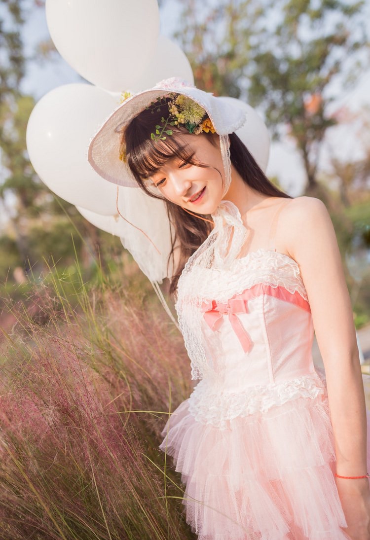 女子深V装迷你短裙 长腿丝袜惹火性感