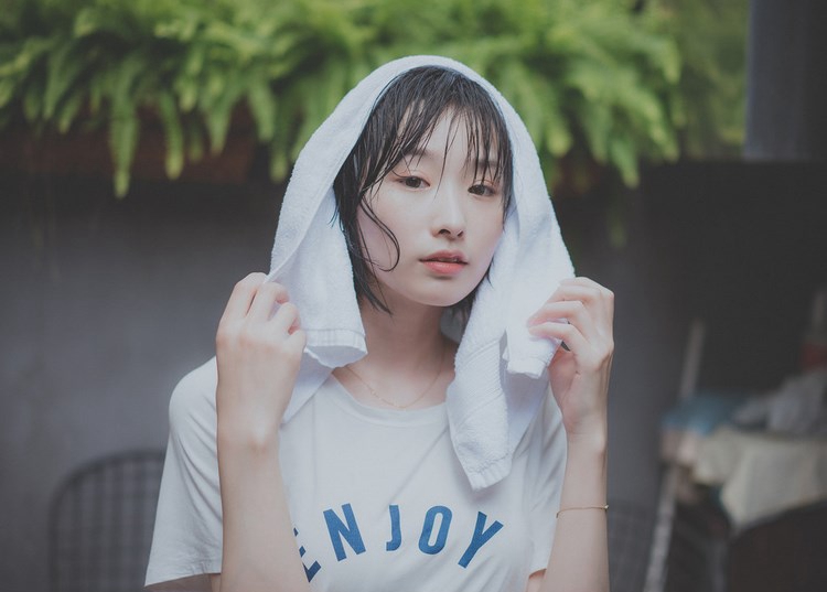 强势丸子头少女吊带蕾丝袜内衣床上写真