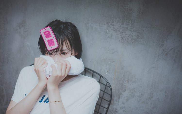 强势丸子头少女吊带蕾丝袜内衣床上写真