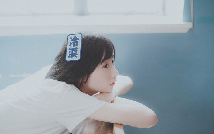 强势丸子头少女吊带蕾丝袜内衣床上写真