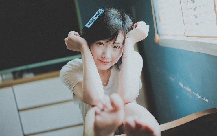 强势丸子头少女吊带蕾丝袜内衣床上写真