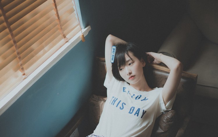 强势丸子头少女吊带蕾丝袜内衣床上写真