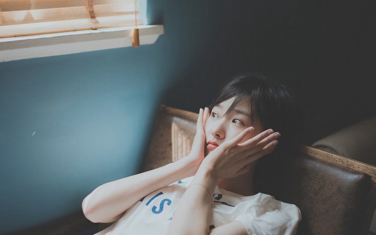 强势丸子头少女吊带蕾丝袜内衣床上写真