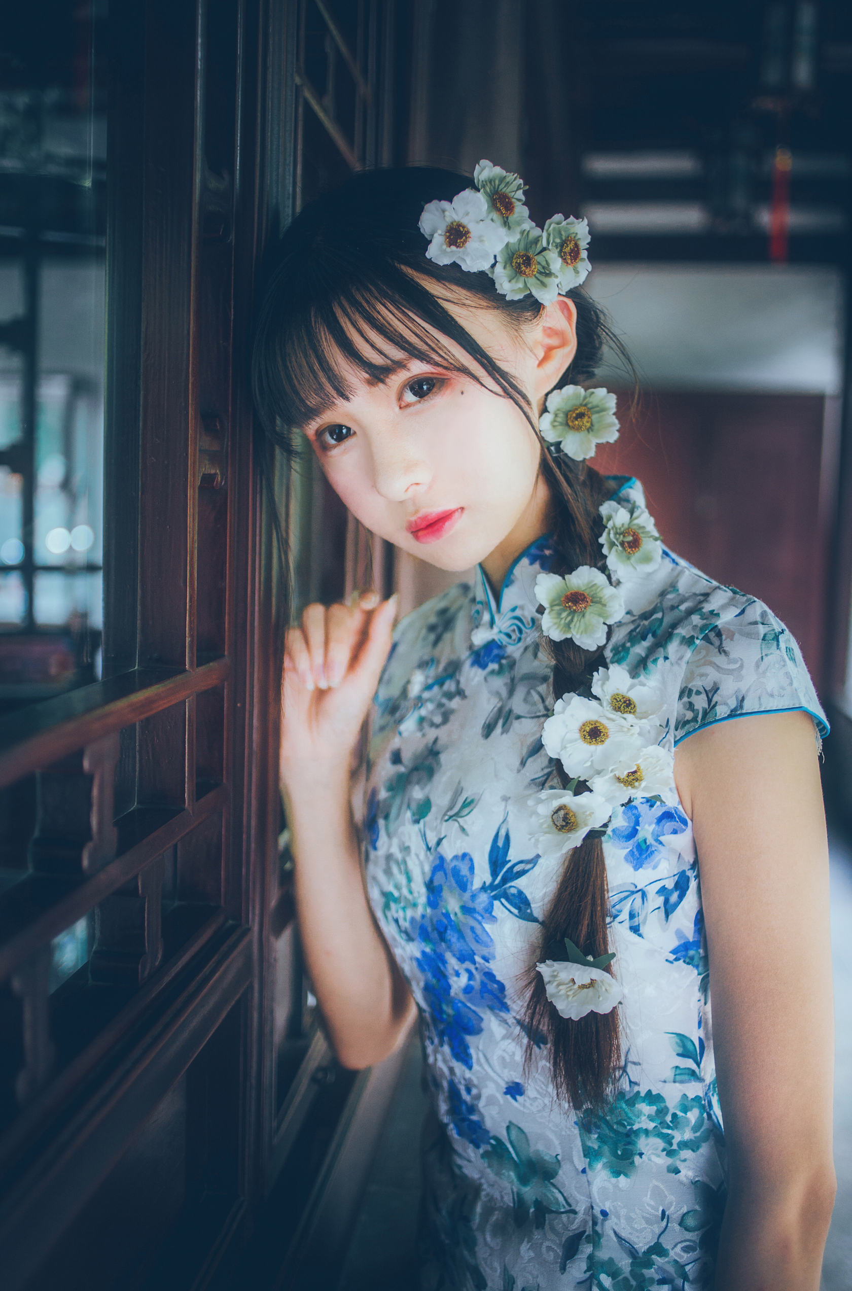 强势丸子头少女吊带蕾丝袜内衣床上写真