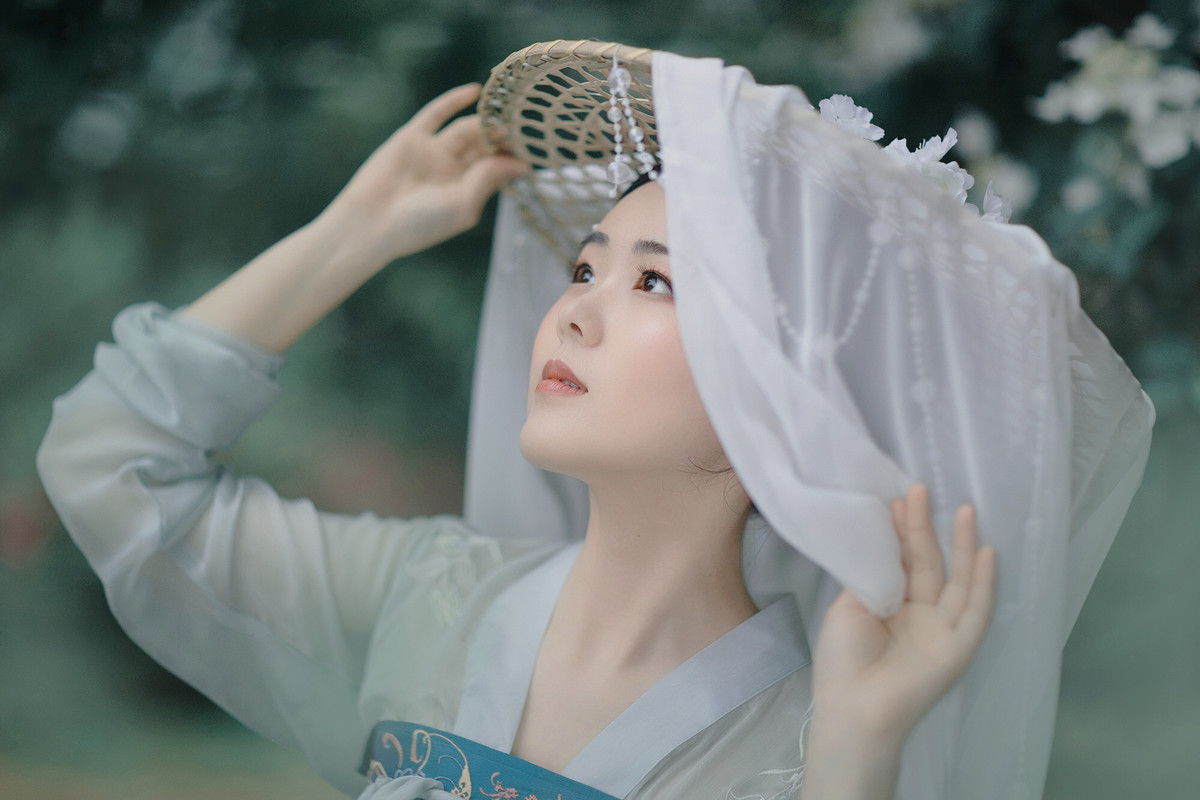撑纸伞的汉服美女雨中唯美梦幻小清新古装写真