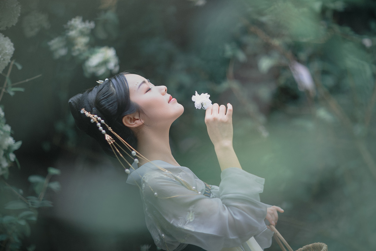 撑纸伞的汉服美女雨中唯美梦幻小清新古装写真