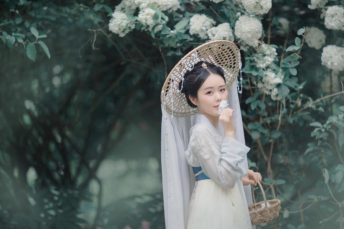 撑纸伞的汉服美女雨中唯美梦幻小清新古装写真