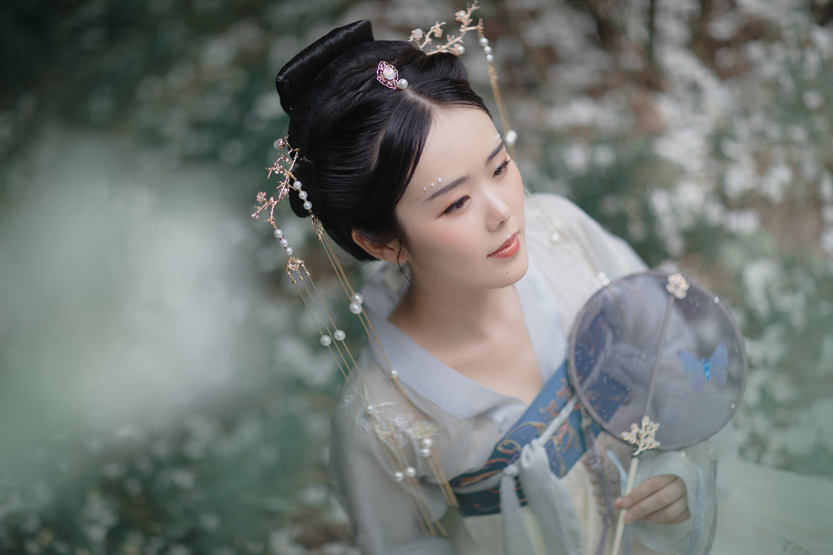 撑纸伞的汉服美女雨中唯美梦幻小清新古装写真