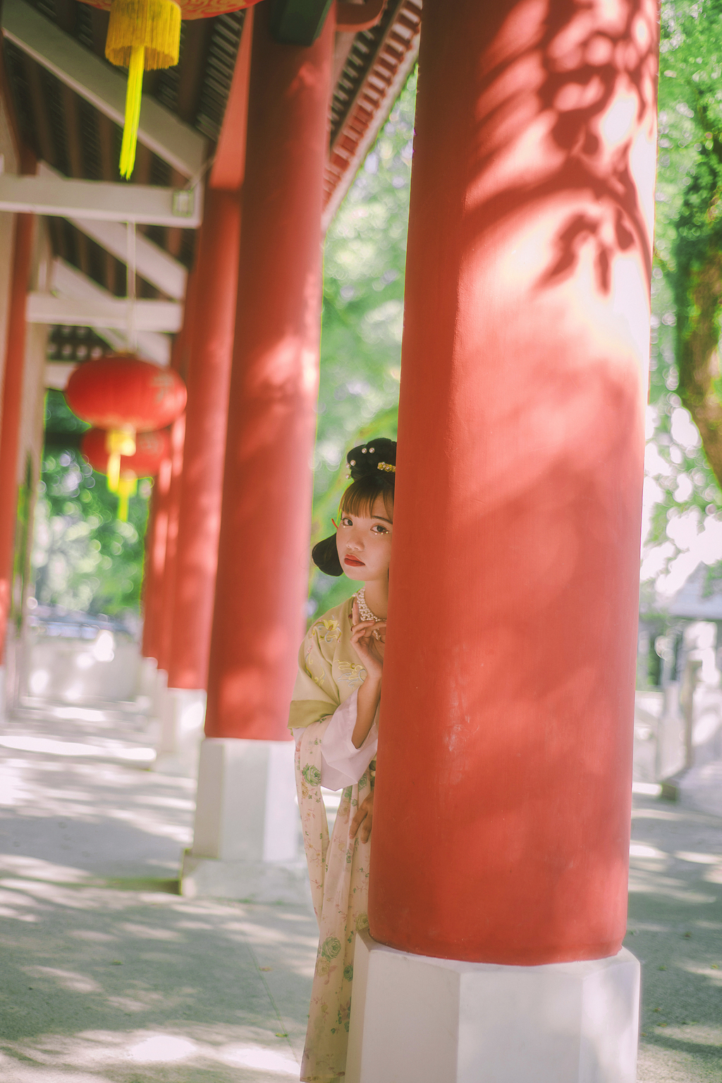 包子脸美女明艳靓丽汉服养眼古装摄影图片