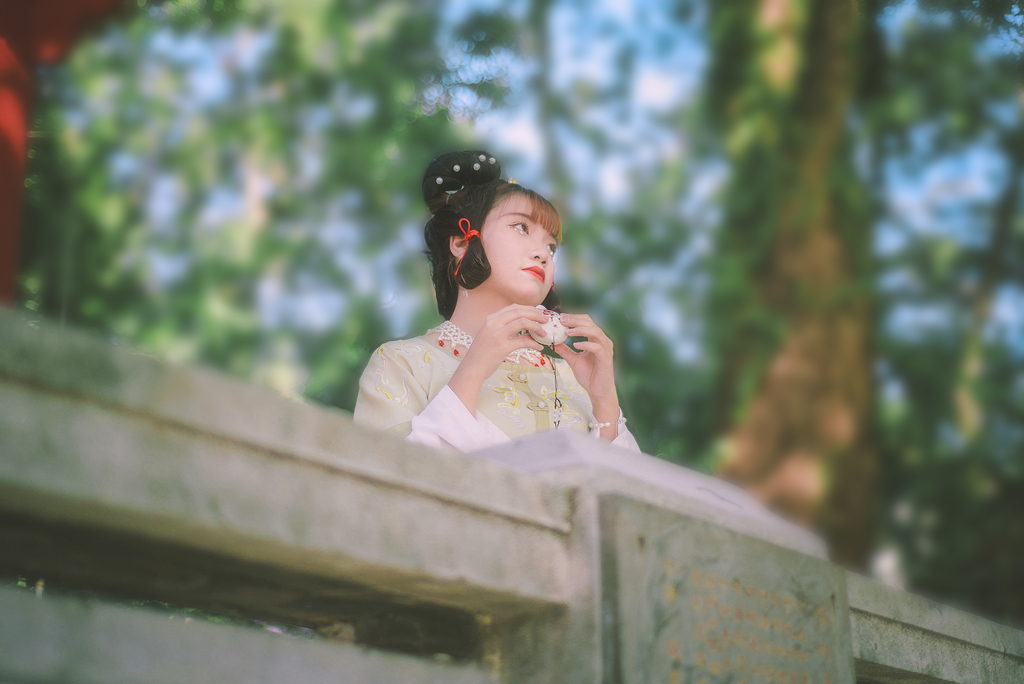 包子脸美女明艳靓丽汉服养眼古装摄影图片