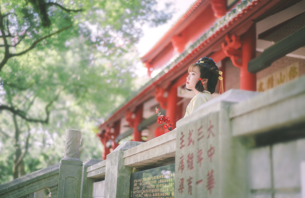 包子脸美女明艳靓丽汉服养眼古装摄影图片