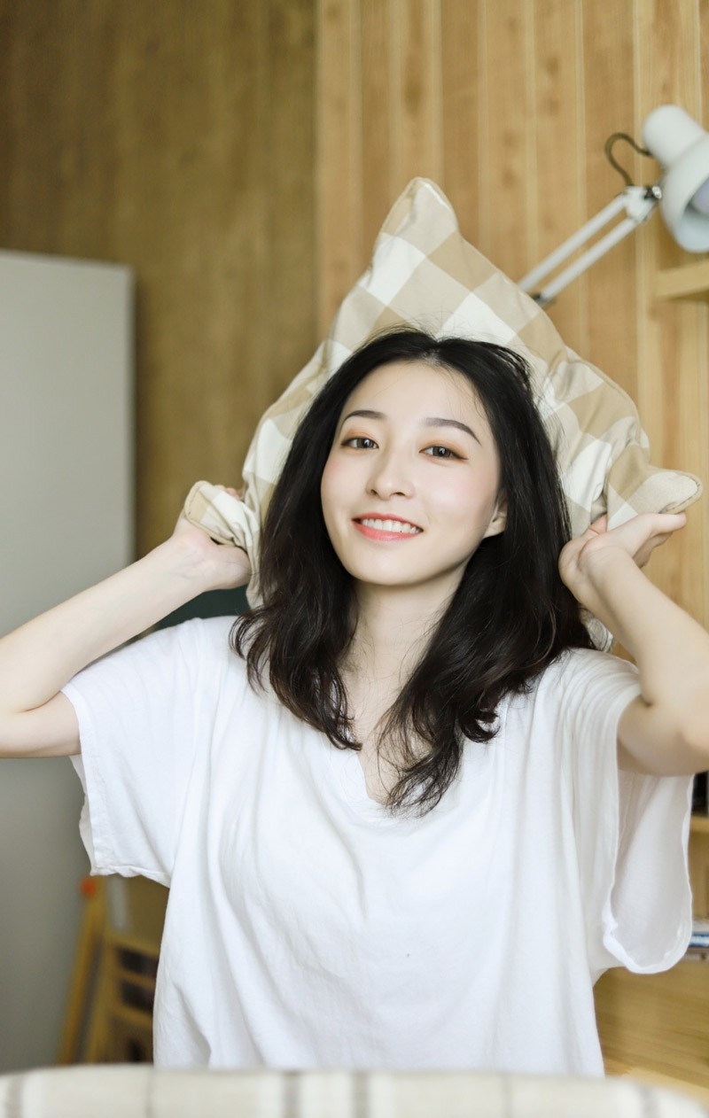 元气少女飘逸长发唇红齿白甜美笑容美女性感写真集