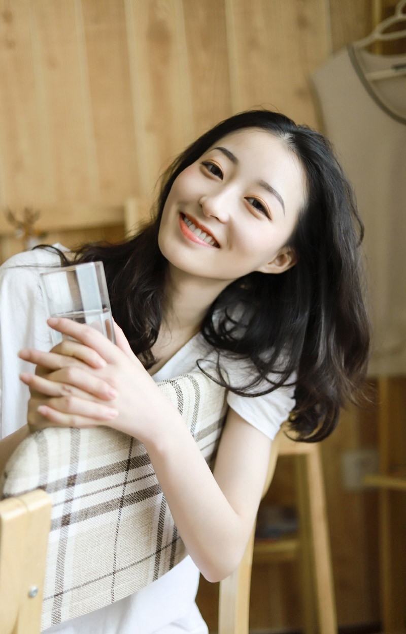 元气少女飘逸长发唇红齿白甜美笑容美女性感写真集