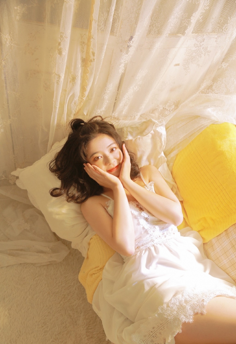 长发妹妹居家乖巧女生照片