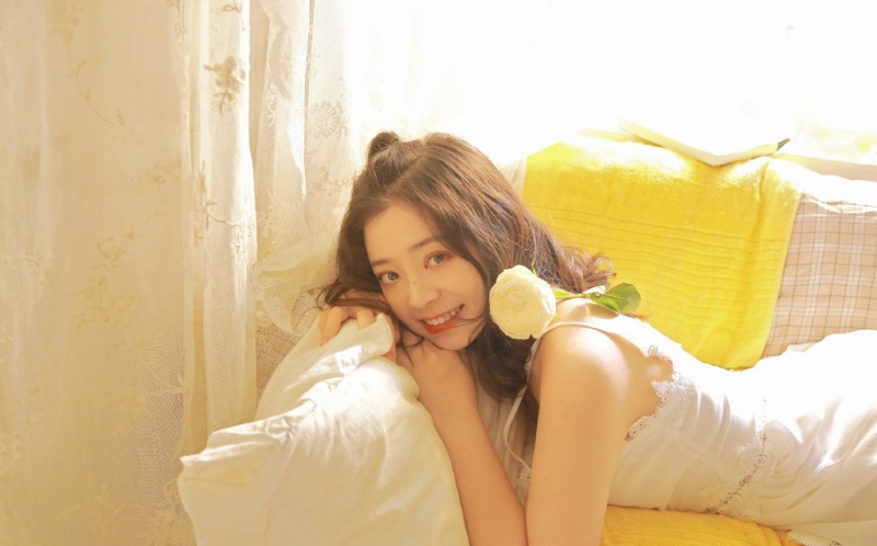 长发妹妹居家乖巧女生照片